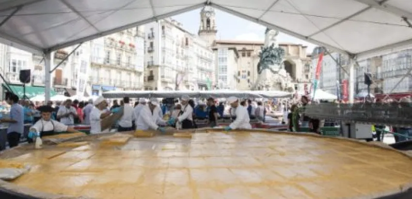 Vitoria cocina la tortilla más grande del mundo en plena calle