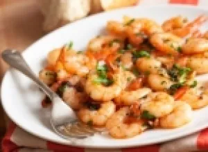 Aprende a hacer camarones al ajillo con estilo gourmet