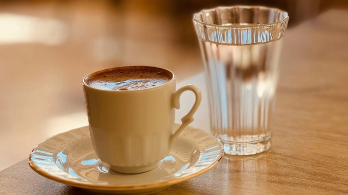 En Italia el café se bebe con un vaso de agua