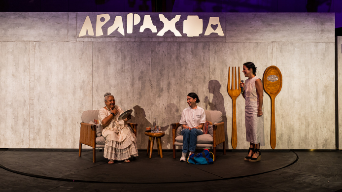 Conversatorio gastronómico en el escenario de Apapaxoa Festival GastroCultural Xcaret, en Riviera Maya
