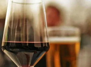 Vino o cerveza: ¿qué es mejor (o peor) para la salud?