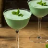 Grasshopper cocktail verde con hojas de menta fresca