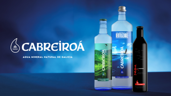 Botellas de agua mineral natural Cabreiroá en distintos formatos sobre fondo azul, junto al logotipo de la marca gallega.