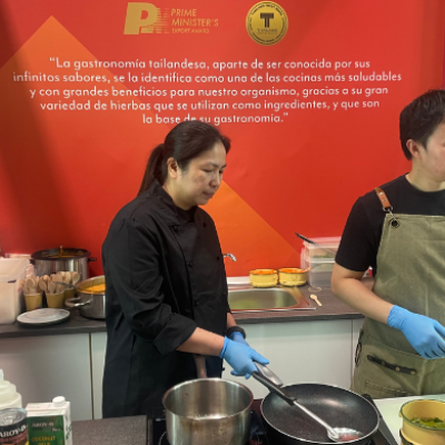 Dos chefs tailandeses realizando una demostración de cocina en stand de Tailandia en Salón Gourmets preparando Panang Curry