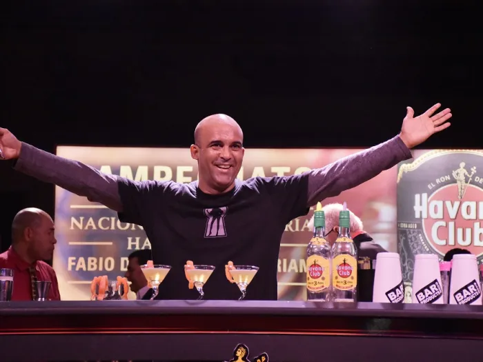 Geovani Céspedes Pompa triunfó en el estilo Libre o Flairtending (modalidad acrobática de la coctelería). Fotos/Raúl Abreu.