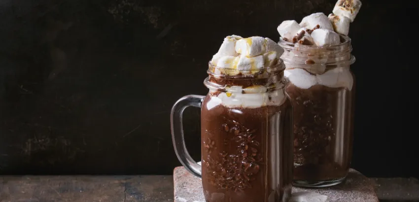 Bailey's Smores es un cóctel dulce de marshmallow con crema de whisky Bailey's Smores es un cóctel dulce de marshmallow con crema de whisky
