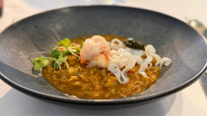 Arroz meloso marinero con caviar servido durante la experiencia gastronómica organizada por La Pajarita junto a Íñigo Urrechu en Madrid