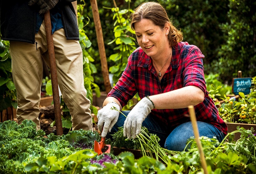 Agroecología-mujer-huerto-cultivos