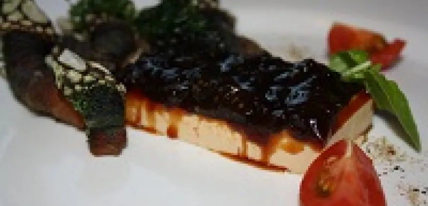 Perfecto de foie con cebolla en tinta de percebes Perfecto de foie con cebolla en tinta de percebes