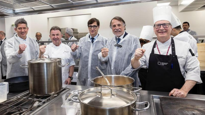 El alcalde de l'Hospitalet, David Quirós, el chef Martín Berasategui, el presidente de la Generalitat Salvador Illa, el presidente de Grupo Planeta, José Creuheras, y el cocinero Lluís Massanés