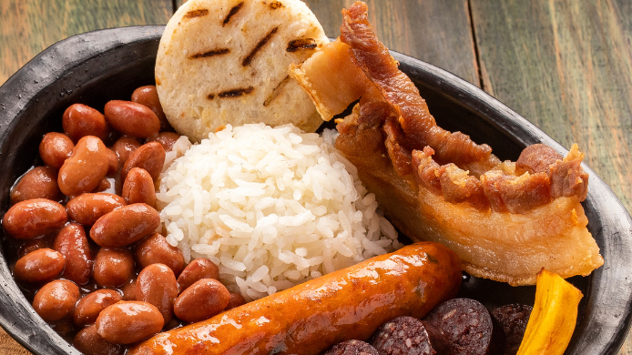 Bandeja paisa con chicharrones