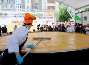 Vitoria-Gasteiz consigue homologar el record de la tortilla de patatas más grande del mundo