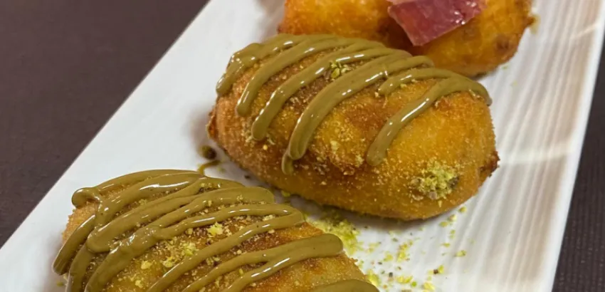 Croquetas de paletilla de cordero con crema de pistacho dia internaiconal de la croqueta