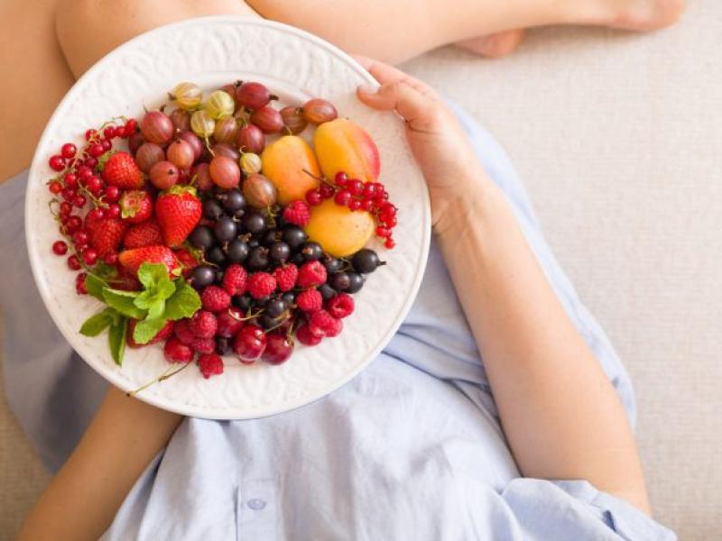 La forma correcta de comer frutas