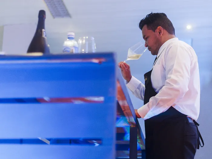 Entre las pruebas sobrepasadas estuvieron: un examen escrito, una exposición teórica de todos los aspectos de una región vitivinícola determinada, el servicio de un vino espumoso y uno tinto con oxigenación, además de la sobremesa, que incluyó el ritual de un Habano. Fotos/Fernando Medina
