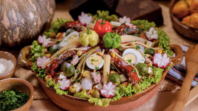 Fiambre guatemalteco servido en una fuente con carnes, huevo, verduras, aceitunas y encurtidos para el Día de Todos los Santos.