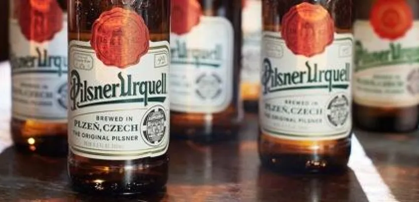 Pilsner Urquell, la primera cerveza tipo Pilsner de la historia, vuelve a tener el color de su botella original Pilsner Urquell, la primera cerveza tipo Pilsner de la historia, vuelve a tener el color de su botella original