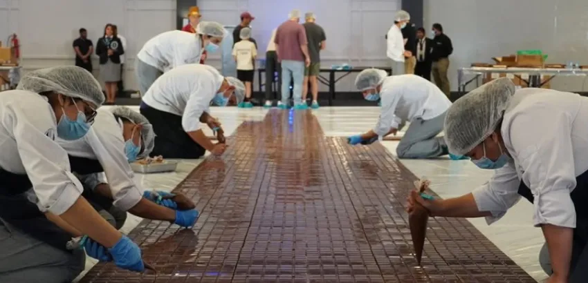 La Escuela de Chefs de Ecuador ayudó a la realización de la barra de chocolate más grande del mundo Barra de chocolate Récord Guinness