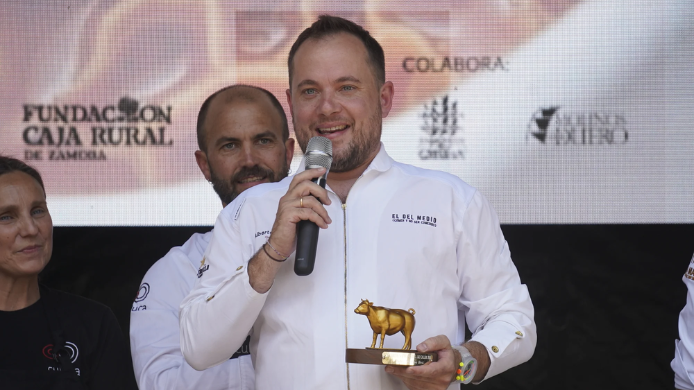Alberto González, chef del restaurante El del Medio de Madrid, recoge el premio como ganador del IX Campeonato del Mundo de Callos durante el PanFest celebrado en Zamora.
