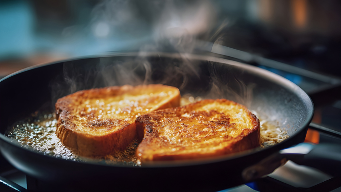 Torrijas en una sartén