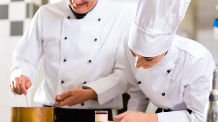 chefs preparando un plato