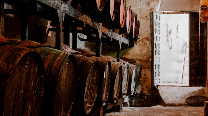 Toneles antiguos de roble en una bodega alicantina para la crianza tradicional del Fondillón