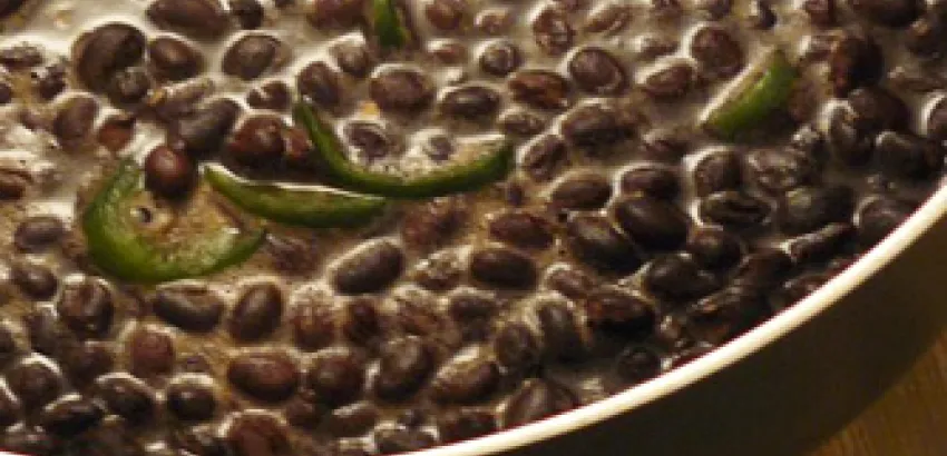 Potaje de frijoles negros con viandas