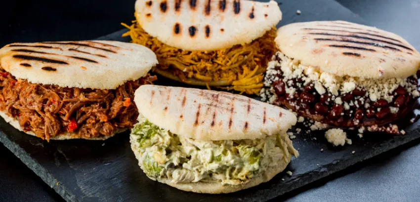 La arepa es un plato común de Venezuela y Colombia La arepa es un plato común de Venezuela y Colombia