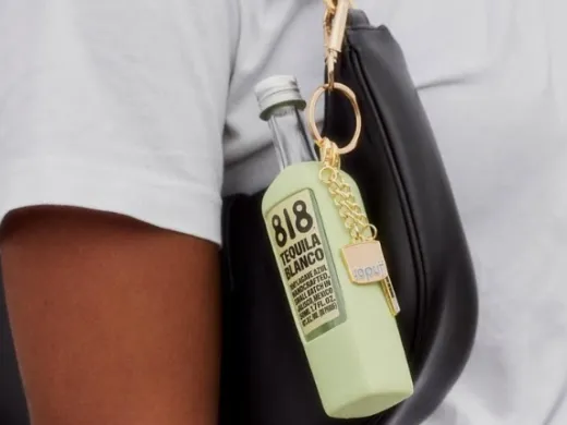 Bolso decorado con el tequila Kendall Jenner