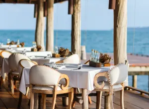 Turistas en terraza de verano en España