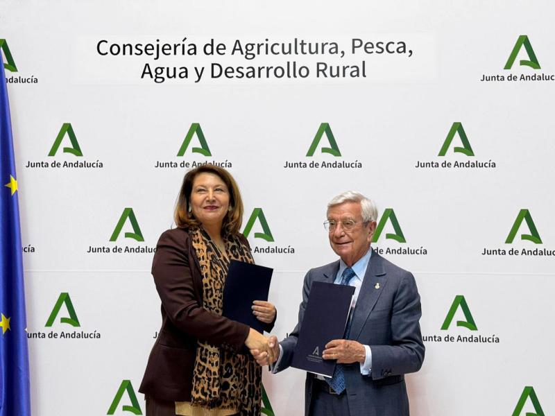 Carmen Crespo, consejera de Agricultura, Pesca, Agua y Desarrollo Rural de la Junta de Andalucía, y Rafael Ansón, presidente de la AIBG. (Foto: Rafael Ansón)