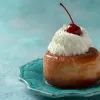 Babà au rhum o babà de limoncello con fruta escarchada