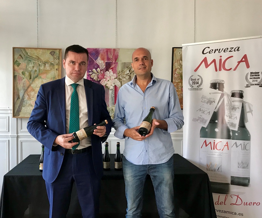 Julio Pinto y Juan Cereijo en la presentaci'on de Mica Sin