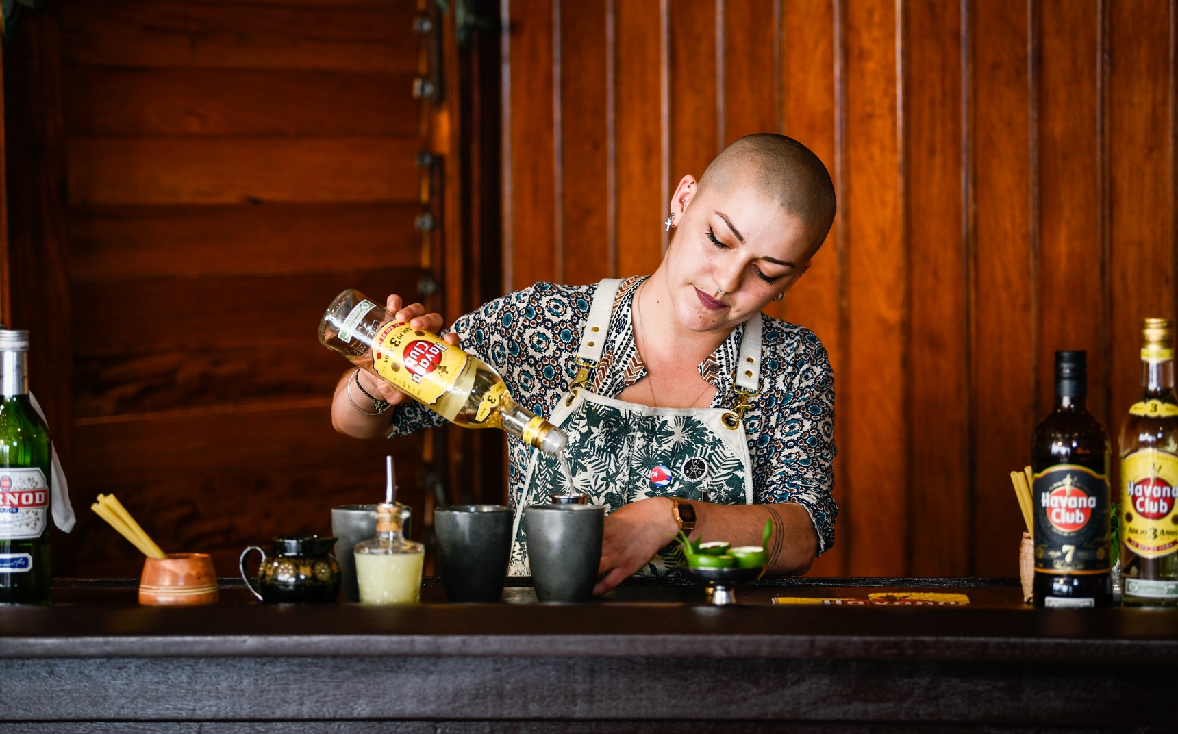 mujeres en el bar-bartender