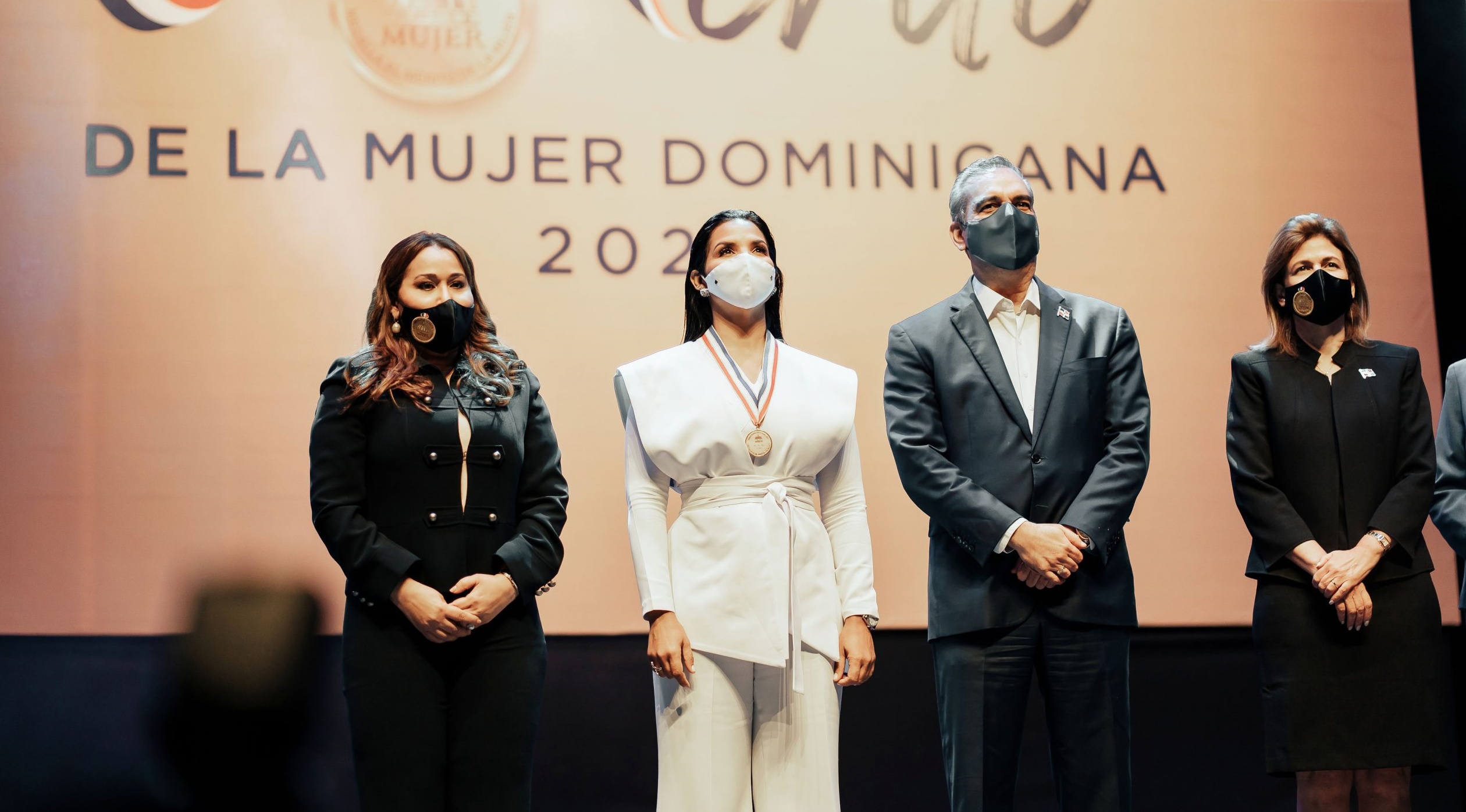 Chef Tita-Medalla al Mérito a la Mujer Dominicana