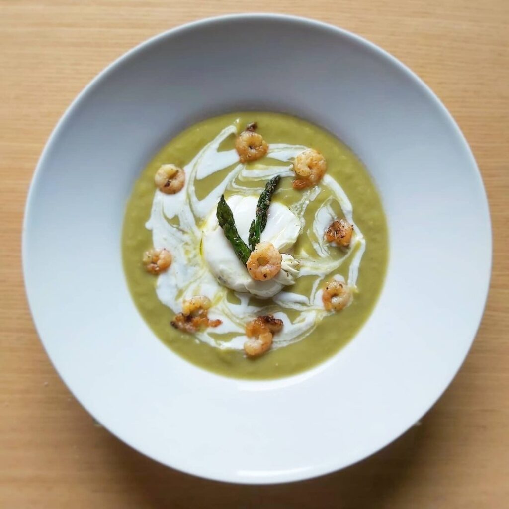 Crema de espárragos trigueros y gambas
