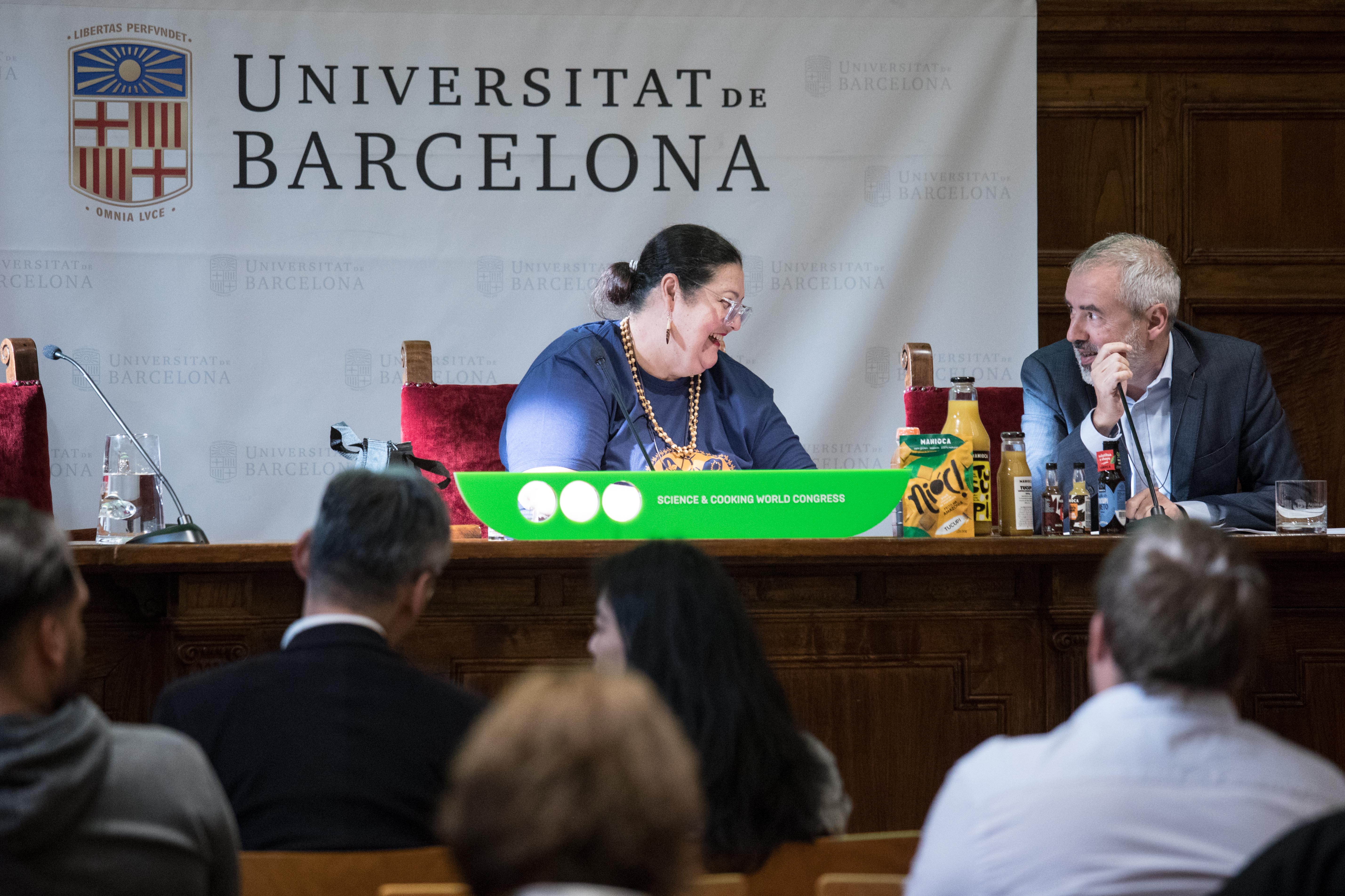   Jordi Tresserras Coordinador y moderador del bloque de ponencias de Procesos gastronómico-científicos  >>      en las Cocinas del mundo  y Denise Araujo (Delegación SCWC Barcelona-Brasil)