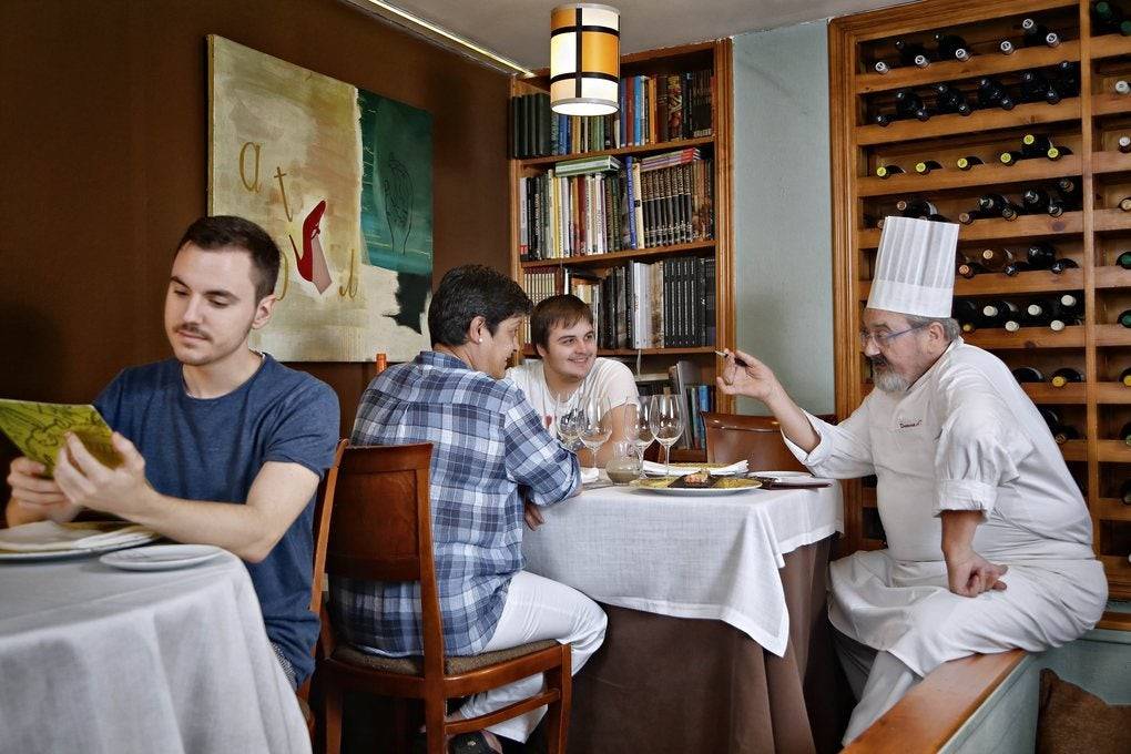 Iñaki Camba conversando con clientes, foto de Guía Repsol