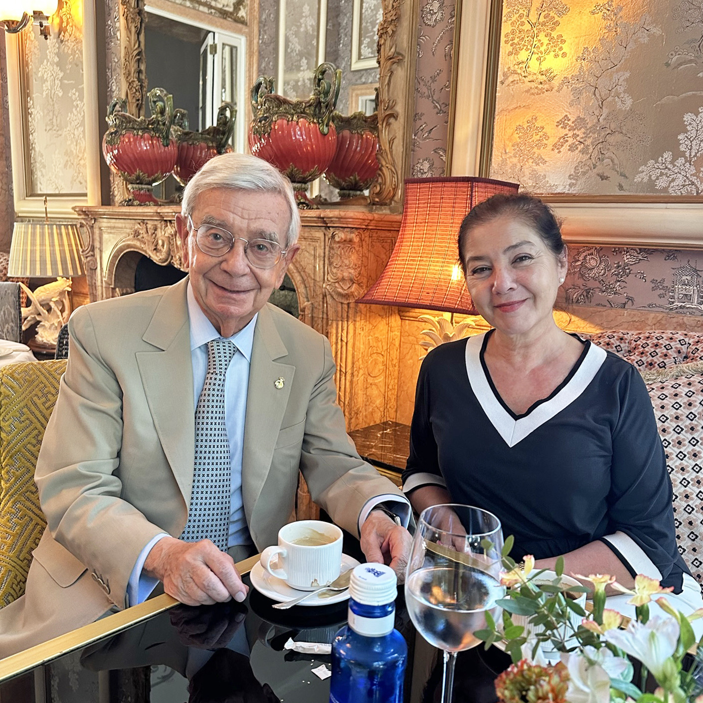 Rafael Ansón con Rosa Vañó, reunidos con motivo de un posible acuerdo de colaboración para promocionar el AOVE en la alta cocina en el espacio iberoamericano.