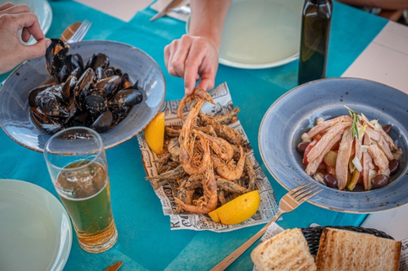 Mejillones del Delta, ensalada de ventresca con tomate payés y fritura en ‘Calma Salada’ (El Vendrell, Tarragona). Foto: Manu Mitru / Guía Repsol