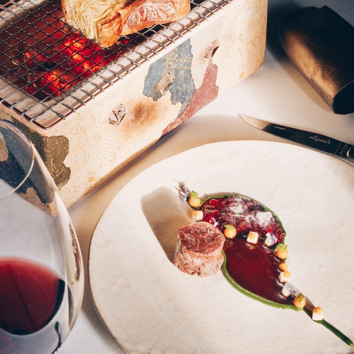 lomo de corzo a la bordelesa, guiso de remolacha y colágeno, tuétano y verduras de primavera de La Finca