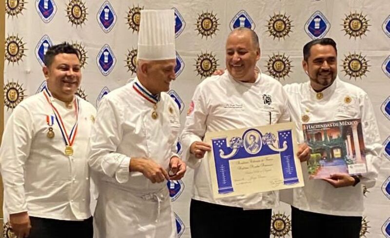 Chef Jorge Orozco, Embajador de la Cocina Tradicional y Prehispánica de México recibió un reconocimiento durante la 12a edición de la Cena de Gala de L'Académie Culinaire de France en México