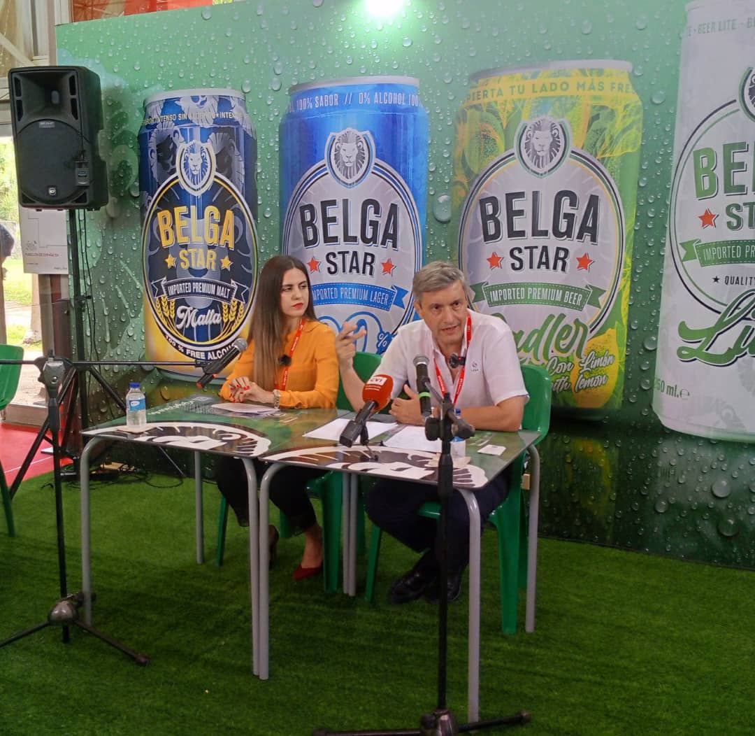 Heydi Hernández, marketing manager, y Fernando Rovira, director general, ambos de la Oficina Comercial de IPSA, durante la presentación ante la prensa en Fihav 2023.