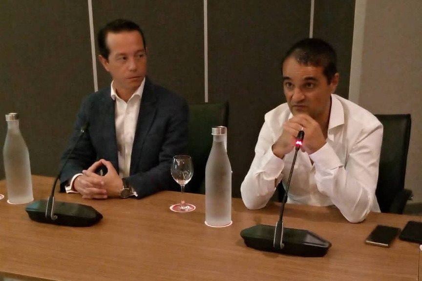 Presiden Angel Martín Peccis, Embajador de España en Cuba, y Alejandro Barrios Álavrez, director de Iberostar Cuba, conferencia de prensa sobre el V Taller Culinario CUBASABE 2024