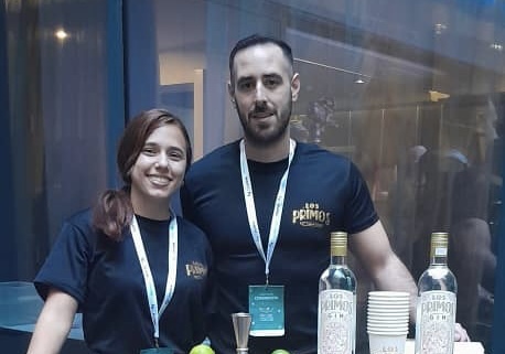 Juan Francisco García, destilador, presenta la primera ginebra cubana