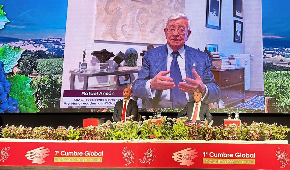 Intervención de Rafael Ansón en la I Cumbre Global de Enoturismo Responsable. En la mesa, Eduardo Sanguinetti, Ministro de Turismo de Uruguay, y José Antonio Vidal, presidente-fundador y CEO de la OMET. (Foto: OMET)