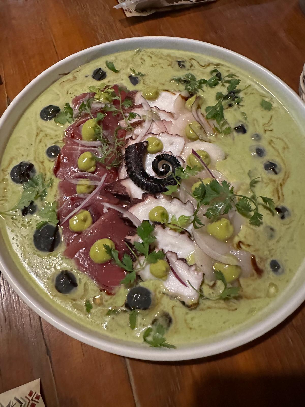 Pulpo y atún rojo marinados en salsa de leche de tigre al coco