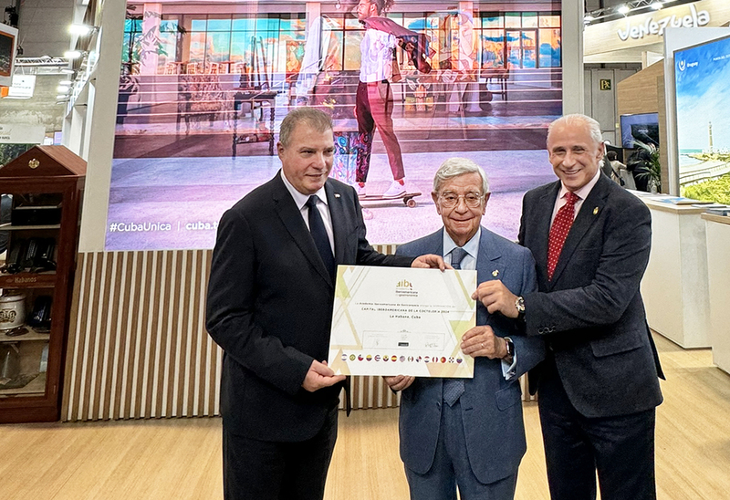 Rafael Ansón y José Carlos de Santiago, presidente y vicepresidente de la AIBG, haciendo entrega de la Capitalidad de la Coctelería a Juan Carlos García Granda, ministro de  Turismo de Cuba. (Foto: AIBG)