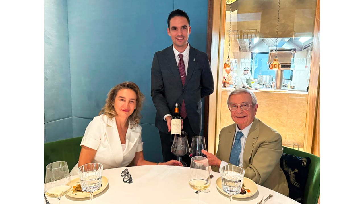 Rafael Ansón con Carolina García, propietaria de Bodegas Valduero junto a su hermana Yolanda. (Foto: Rafael Ansón)