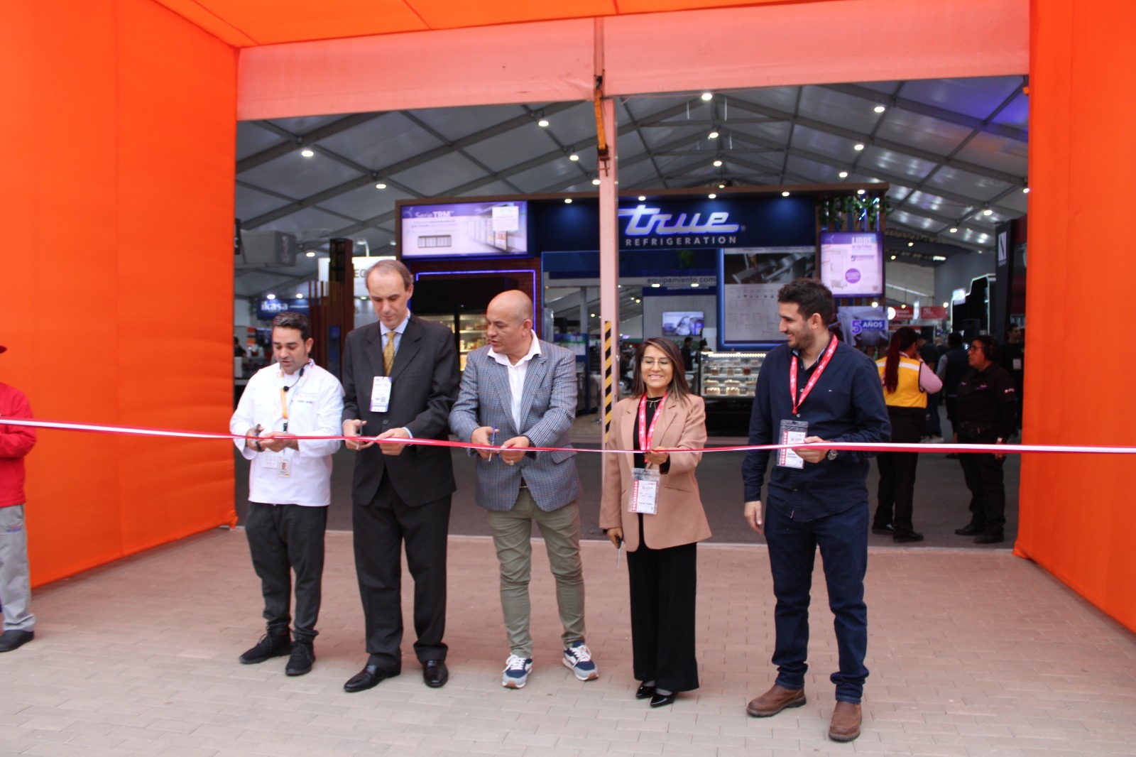 De izquierda a derecha: Angello Bertini, maestro pizzaiolo; Pablo García Wagner, presidente AHORA; Christian Dancourt y Aydee Ayala, de Gastromaq y Gabriel Gechelin, gerente de Alimentos en Perú